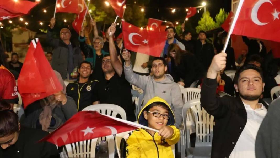 Kepez’de Stadyum Havası: Dokumapark’ta Milli Coşku Zirve Yaptı! 5